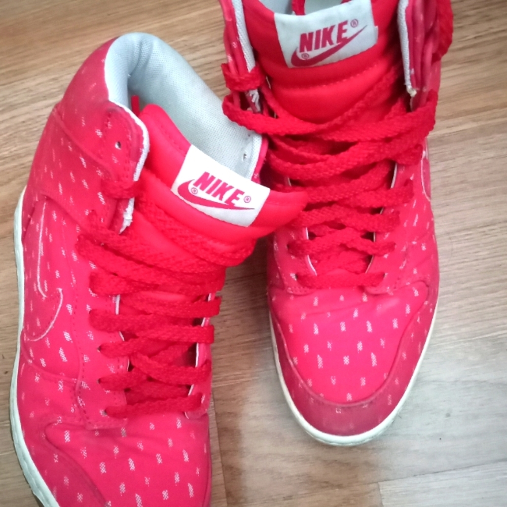NIKE Women’s DUNK SKY HI Hyper Red Fashion Sneakers sz8
